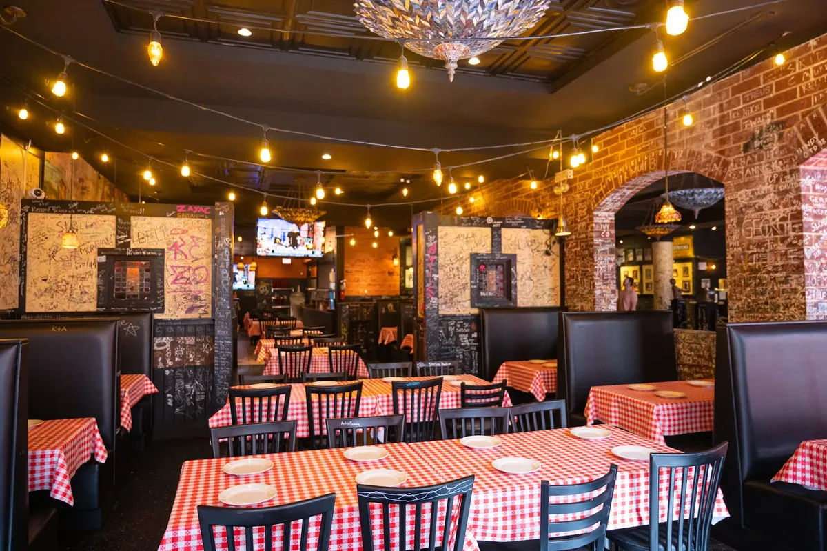 Gino's East, photo 1
