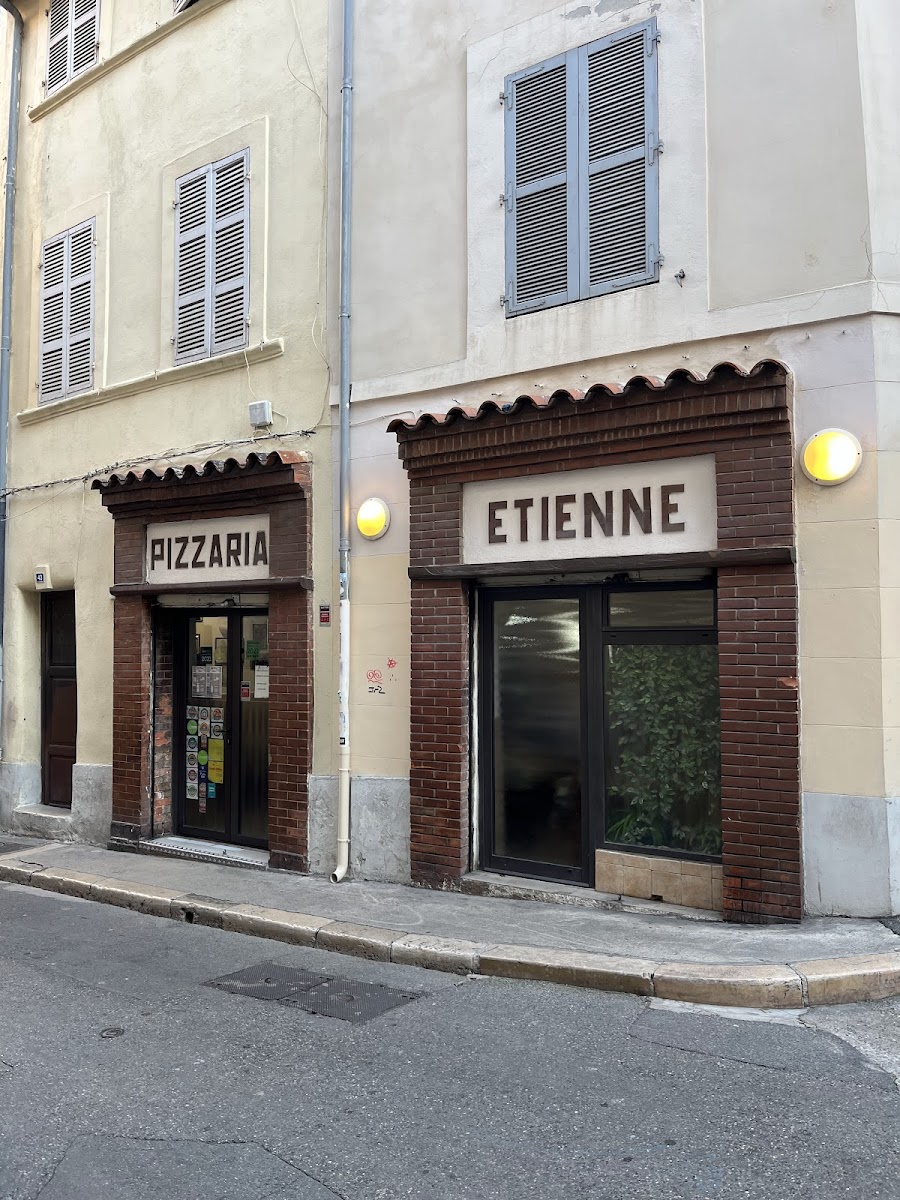 Chez Étienne