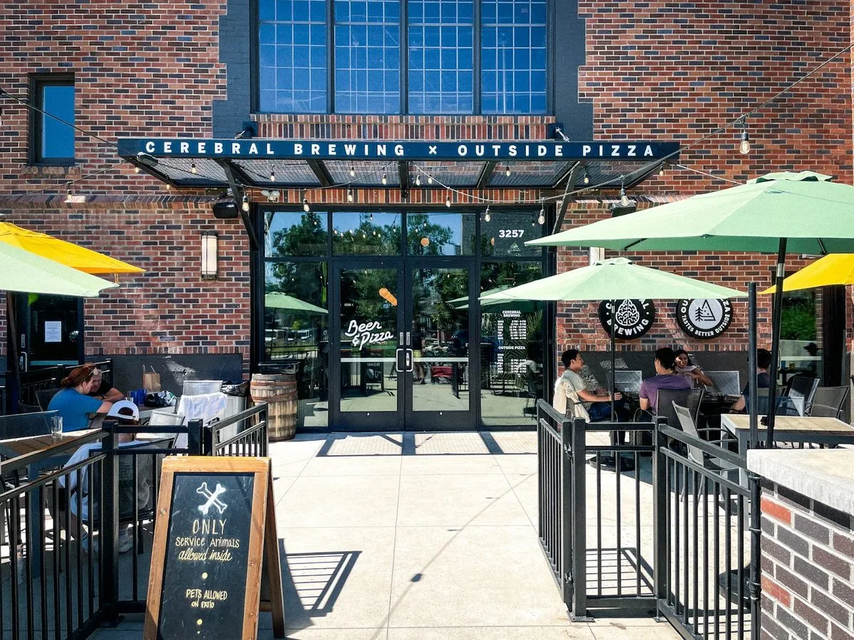 Outside Pizza, photo 1