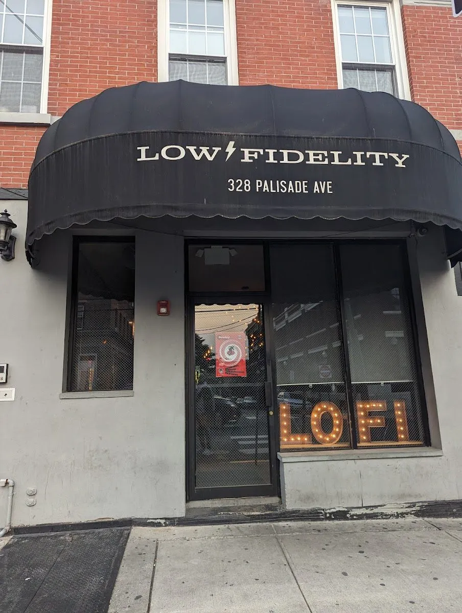 Low Fidelity, photo 1