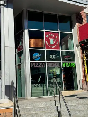 Maxi's Pizza, Subs & Bar