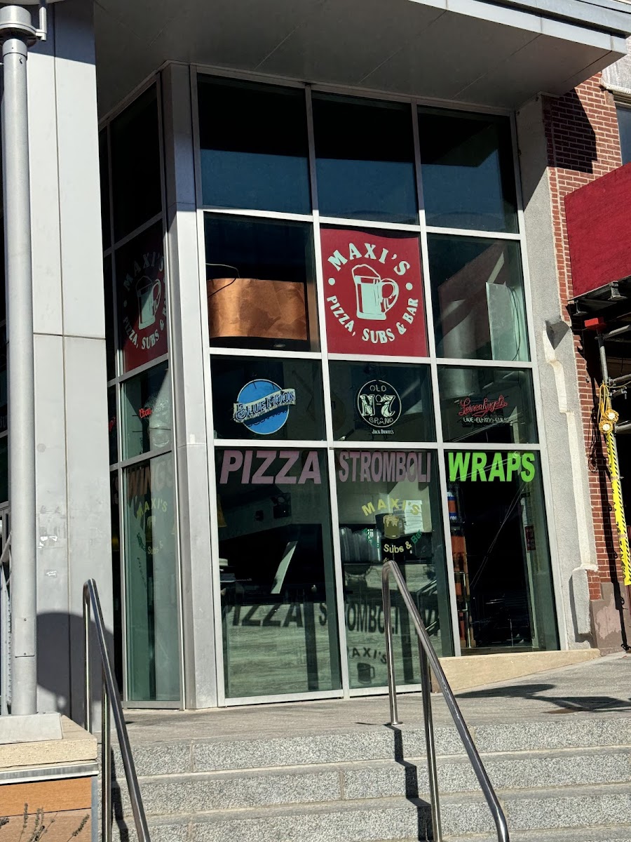 Maxi's Pizza, Subs & Bar